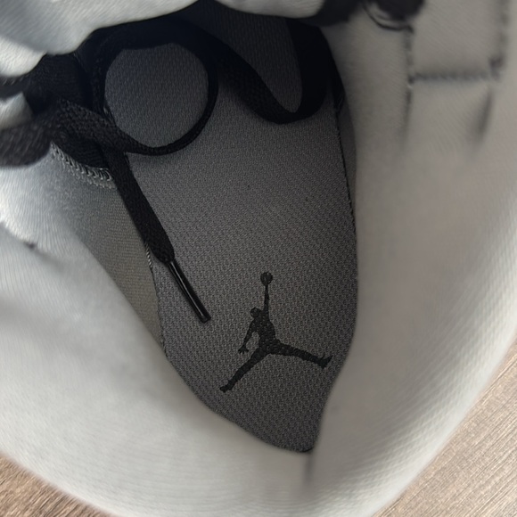 Air Jordans Women’s 1 Mid Black and Gray Size 7 - Picture 6 of 6